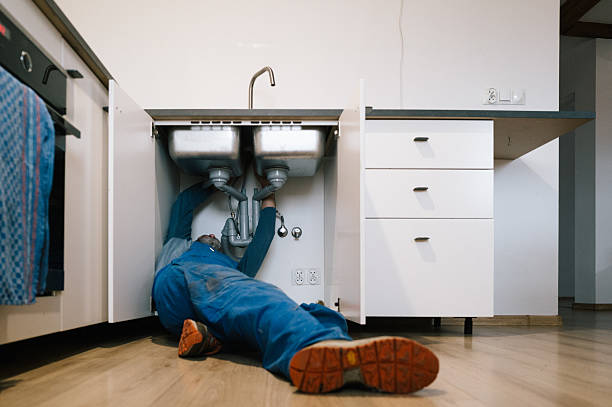 Professional Emergency Plumber technician working in Barlow, KY